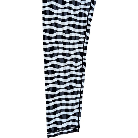 Aerie Offline Real Me Xtra 7/8 Black & White Optical Illusion Leggings Sz Medium - Picture 14 of 16